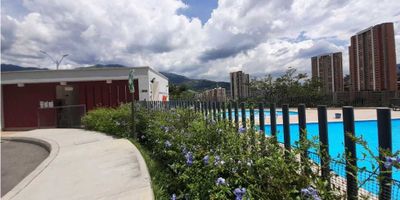 VENDO HERMOSO APTO CASI NUEVO,  CON PARQUEADERO PRIVADO CUBIERTO DE MOTO, la vista es hacia la montaña, muy tranquila la unidad, Apto con buenos acabados , tiene calentador instalado en zona de ropas, hermoso Apartamento en Bello, sector Navarra, Unidad cerrada, con area de 45 m2. 2 Habitaciones con closet, 1 baño, Espacio para biblioteca o alcoba auxiliar, cocina integral con red de gas, Sala, Comedor, Unidad cerrada con piscina con calefacción, unidad cuenta con salon social, sendero, juegos , zona verde, portería 24hrs, acceso por la autopista Norte Ubicado muy cerca a la estación del metro Niquia , centro comercial Puerta del Norte, además está a un lado de NORTE América, buen transporte público y fácil movilidad.