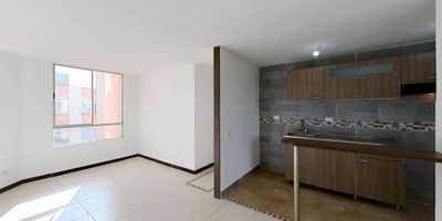 Apartamento  ubicado en el cuarto piso, es una excelente oportunidad para quienes buscan comodidad, buena distribución y un entorno residencial completo. Cuenta con vista interior, acceso por escaleras y parqueadero propio cubierto, brindando seguridad y practicidad en el día a día.

El inmueble ofrece tres habitaciones, dos baños, sala comedor, cocina integral y zona de lavandería. Los acabados incluyen piso laminado en habitaciones y área social, y cerámica en cocina y baños, logrando espacios cálidos, funcionales y de fácil mantenimiento.

El conjunto residencial ofrece múltiples zonas para el disfrute familiar, como área infantil, gimnasio, piscina, zonas verdes, salón social y vigilancia privada 24 horas, creando un ambiente seguro, tranquilo y pensado para el bienestar.

Su ubicación es estratégica, cerca del centro comercial Milán Plaza, supermercados D1 y Ara, y el Instituto Técnico Industrial, con acceso rápido por la vía La Caro–Tocancipá, lo que facilita la movilidad y conexión con servicios esenciales.

Una propiedad ideal para vivir o invertir en un sector en crecimiento. Contáctanos para más información o para agendar una visita.

 

H2
