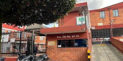 Espectacular casa ubicada en Alamos Norte, tranquilo sector de Bogotá, con 67 mts2 esta hermosa casa de tres niveles se encuentra distribuida de la siguiente manera, primer piso sala - comedor, cocina abierta semi integral, en el segundo nivel dos habitaciones y baño y en el tercer piso la habitación principal con su baño y zona de lavandería, gran iluminación natural y total tranquilidad. Excelentes vías de acceso, zona comercial y residencial, Ideal para pasar tranquilos y agradables momentos en familia. Cualquier información adicional comunícate con BEATRIZ HERNANDEZ. Tel. 3168310754 o al correo electrónico beatriz.hernandez@inmobiliariabogota.com. El equipo de Inmobiliaria Bogotá está comprometido a brindar una experiencia de vida excepcional para nuestros clientes desde el momento en que se unen a nuestra comunidad.