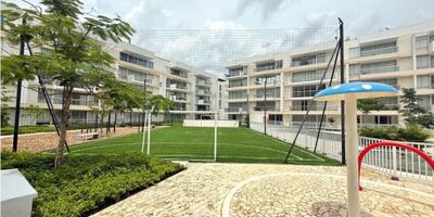 Si estás en busca de un apartamento en una de las ciudades más hermosas de Colombia, Cartagena de Indias, entonces este es el lugar ideal para ti. Ubicado en el departamento de Bolívar, este apartamento cuenta con un área total de 56.4 M2, ideal para parejas o pequeñas familias que buscan comodidad y confort en un entorno residencial tranquilo.

El apartamento cuenta con una distribución inteligente y un área construida de 56.4 M2, que incluye una alcoba espaciosa y dos baños completos. Además, cuenta con un garaje propio, lo que te garantiza un lugar seguro y privado para tu vehículo.

En cuanto a sus características internas, este apartamento cuenta con los servicios básicos de agua y electricidad, y también incluye un balcón privado que te ofrece una hermosa vista exterior. Además, cuenta con un baño auxiliar y un baño en la habitación principal, lo que te brinda mayor privacidad y comodidad. Asimismo, tiene clósets amplios y una cocina integral equipada con todo lo necesario para preparar tus comidas.

Otro valor agregado importante de este inmueble es que está amoblado y cuenta con aire acondicionado, lo que te permitirá disfrutar de un ambiente agradable y fresco durante todo el año. Además, cuenta con un comedor auxiliar para compartir momentos especiales en familia o con amigos.

Si te gusta disfrutar de espacios comunes y actividades de recreación, este apartamento es perfecto para ti. Cuenta con un área social completa que incluye ascensor, gimnasio, piscina y salón comunal, ideal para relajarte o mantenerte en forma sin salir de casa. Ademas, su ubicación en una zona residencial te brinda tranquilidad y seguridad, con zonas infantiles y deportivas cercanas para que tus hijos puedan jugar y divertirse al aire libre.

En su entorno externo, este apartamento cuenta con amplias zonas verdes y una zona de barbacoa ideal para compartir momentos en familia o con amigos. También cuenta con una cancha de fútbol y un jardín que te perm