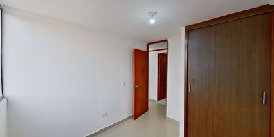 El apartamento en el barrio Villa del Sol, ofrece un area construida de 54 metros cuadrados, con tres habitaciones, dos baños y sin parqueadero privado. Se encuentra en el piso dieciseis, en un edificio de nueve años de antiguedad, estrato tres y torre cuatro, con tres ascensores y garaje comunal cubierto. El inmueble esta remodelado, cuenta con gas natural, sala de estar, balcon con vista exterior y un piso en otro material tanto en zona social como en habitaciones. No tiene deposito, terraza, estudio, cuarto de servicio ni aire acondicionado. El conjunto cerrado ofrece piscina, parqueadero para visitantes, porteria, salon comunal, zona para ninos y zonas verdes. Precio por metro aproximado tres millones novecientos sesenta y dos mil. Administracion por confirmar con tu asesor.