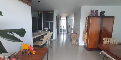 Se vende apartamento – Altos de la Carolina

Apartamento de 136 m² con excelente vista exterior e interior, ubicado en el conjunto residencial Altos de la Carolina. Cuenta con 3 habitaciones (principal con baño privado), 2 baños, sala-comedor, dos balcones amplios, zona de estudio, cocina integral, cuarto de servicio, zona de ropas, dos parqueaderos, depósito independiente y ascensor. Es un espacio iluminado, ventilado y bien ubicado dentro del conjunto.

El conjunto ofrece completas zonas sociales rodeadas de naturaleza: salón social, senderos, amplios jardines, piscinas para adultos y niños, cancha de squash, cancha de tenis, jacuzzi, sauna, gimnasio, parque infantil, zona para mascotas y área BBQ. Vigilancia 24 horas.

Sector residencial de alta valorización, con buen transporte y cercanía a clínicas, restaurantes, droguerías y servicios.

Valor: $630.000.000 
Administración: $380.000 aprox.