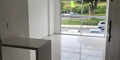 Vive en Caña Viva Naturaleza y Confort en Armonía es un exclusivo conjunto residencial que combina diseño moderno y sostenibilidad, ofreciendo un espacio cuidadosamente creado para brindar el máximo confort a ti y a tu familia. Ubicado estratégicamente en Pereira, a escasos metros del Centro Comercial Unicentro y frente al Aeropuerto Internacional Matecaña, este proyecto se sitúa en una zona de alta valorización, rodeada de un entorno urbanístico y paisajístico excepcional. Aquí, la naturaleza y la modernidad se fusionan en perfecta armonía, proporcionando un ambiente amigable tanto para el medio ambiente como para sus residentes. Además, Caña Viva ofrece una variedad de amenidades premium, como piscina, gimnasio totalmente equipado, sendero ecológico y área de juegos infantiles, pensadas para enriquecer tu calidad de vida y la de tus seres queridos. Este proyecto no solo representa una inversión inteligente debido a su ubicación privilegiada y potencial de valorización. 