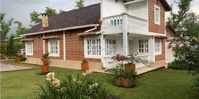 CÓDIGO: 963FR4209

Venta de Finca Tradicional en Llanogrande Ubicación y Topografía Plana

Te presento esta casa campestre ubicada en una de las zonas más tranquilas y exclusivas de Llanogrande. A 10 minutos del aeropuerto de Rionegro, 5 minutos del Club Campestre, y 35 minutos de Medellín, en una topografía plana y una construcción tradicional, esta es ideal para quienes valoran las cosas hechas para durar.

La casa esta distribuida en 2 niveles, con balcones y salidas a las zonas exteriores de la propiedad, a todo el rededor, lo que hace cada espacio accesible y conectado con los demás.

Las zonas verdes del lote son planas y aprovechables, lo que le da un atractivo especial a la propiedad.

Si estas interesado en conocer más sobre esta propiedad, no dudes en contactarnos para recibir más información!
