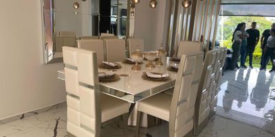 ¡Oportunidad única en el sur de Cali! 

Te presento esta espectacular casa en condominio de dos pisos, con 142 metros cuadrados construidos, completamente remodelada y con parqueadero doble.

Cuenta con una alcoba principal muy amplia, con balcón, walking closet, baño y ducha. Dos habitaciones adicionales con clóset, sala de estudio, dos salas de televisión, baño social, sala, comedor, cocina integral amplia, zona de oficios, cuarto del servicio con baño y zona de ropas.

Y lo mejor de todo… ¡se vende a puerta cerrada! Sí, tal como la ves en este video: completamente amoblada, con enseres de alta calidad, listos para que llegues con tus maletas y empieces a disfrutar.

El condominio tiene piscina para adultos y niños, sauna, turco, gimnasio cerrado y al aire libre, cancha múltiple, zona BBQ, senderos, mirador, salón social y vigilancia 24/7.

Una casa pensada para tu comodidad, tu estilo de vida y tu inversión.

Precio de venta $950.000.000 venta a puerta cerrada