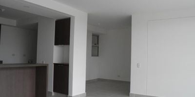 Apartamento de 97 mts2  que consta de hall de acceso, cuarto útil, sala, comedor, terraza cubierta (balcón), baño social, estudio, dos alcobas con closet, baño de alcobas, alcoba principal con vestier y baño, cocina abierta y área de ropas. Piso 9no, un parqueadero en sótano, dos ascensorres. El conjunto cuenta con portería 24 horas, parqueadero de visitantes, salón social, gimnasio, zona de niños, piscina adultos y niños. El canon de arrendamiento es de $2.500.000 e incluye la administración.