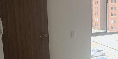 Apartamento para estrenar tres alcobas con closet dos baños con divisiones en vidrio, parqueadero cubierto, ascensor en la torre. 