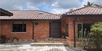 CÓDIGO: 963FR4278

Venta de Casa en Alto del Escobero en Unidad Cerrada 

En el Alto del Escobero, en una ubicación intermedia entre Medellín y el oriente antioqueño, se encuentra a la venta, esta hermosa casa en unidad cerrada, y esta puede ser la oportunidad de que sea tu próximo hogar.

La casa, en su interior, está distribuída en un solo nivel y cuenta con 4 habitaciones completas con baño y vestier, una sala, un salón de estudio, cocina y comedor. También cuenta con zona de servicio y cuarto de ropas.

Además, en el exterior cuenta con garaje cubierto para 2 carros y descubierto para 4 más y cuarto útil.

El acceso a la casa es completamente pavimentado y dentro de la propiedad se cuenta con un piso adoquinado para la zona de parqueadero. El lote es totalmente plano y aprovechable para disfrutar de actividades exteriores en la privacidad de su casa, ideal para familias con niños.

Esta casa está ubicada estrategicamente ya que esta cerca de varias ciudades y poblados, cuenta con la mayoría de los servicios necesarios en las cercanías, lo que la hace muy conveniente, y tiene beneficios en el peaje para poder movilizarse sin problemas.

Si estas interesado en esta propiedad, no dudes en contactarnos para recibir más información y agendar tu visita.

 
