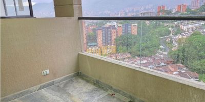 En la hermosa Sabaneta, Antioquia, se encuentra este acogedor apartamento de 66 m2. Con una ubicación privilegiada, este inmueble ofrece una amplitud de posibilidades para quienes buscan un espacio moderno y lleno de comodidades.

Area 66 m2, distribuidos en 2 alcobas principal con baño y closet, baño social, cocina integral, sala comedor, balcon, zona de ropas, parqueadero y cuarto util.

En su interior, encontramos un diseño de lujo que incorpora detalles de vanguardia, como armarios empotrados, amplio balcon y una espectacular barra estilo americano en la cocina, 

Desde cualquier punto del apartamento se puede disfrutar de vistas panorámicas de la ciudad, creando un ambiente relajante e inspirador.

Ubicado en urbanización cerrada con porteria y vigilancia 24 horas, piscinas, juegos infantiles, salon social, sauna, turco, solarium, gimnsio.

Cerca de colegios, universidades, al centro comercial mayorca y al transporte publico.

Este hermoso apartamento es una oportunidad única para adquirir un inmueble en una de las mejores zonas de Sabaneta, con un alto potencial de revalorización. ¡Contáctanos para conocer más detalles y agendar una visita!
