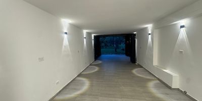 Local con salida directa al parque de la flora, al lado de la estación antojo vallunos, con terraza espectacular, totalmente terminado para estrenar, con baño, zona de cocina, con punto de gas, se entrega con la iluminaría, en la fotos, se arrienda directamente.