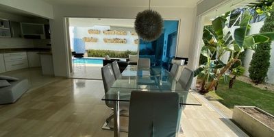 Arriendo casa de lujo en Ciudad Jardín. Fresca, iluminada y totalmente equipada para vivir con estilo y confort. Esta espectacular casa amoblada de dos pisos, ofrece la combinación perfecta entre elegancia, naturaleza y comodidad. Disfruta de amplios espacios, excelente iluminación natural y una atmósfera tranquila en uno de los sectores más exclusivos del sur de Cali, cerca de centros comerciales, colegios, universidades y zona gastronómica. Cuenta con sala y comedor, cocina abierta completamente equipada, sala de TV, jardines interior y exterior, cuatro habitaciones con baño privado, clóset y vestier, habitación de servicio, baño social, zona de lavandería, garaje para dos vehículos y gas natural. En la terraza encontrarás una vista privilegiada, lavadero y cuarto adicional con baño, además de una piscina privada. Perfecta para familias o ejecutivos que buscan confort y privacidad. Arriendo mensual sin amoblar desde $11.000.000 y estadías cortas desde $1.500.000 por noche.