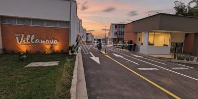 <strong>Venta de apartamento de 60 m² en conjunto cerrado en el sector de Cuba</strong>, a pocos minutos de la Vía Condina y rodeado de una excelente zona residencial con supermercados, gimnasios y todos los servicios necesarios. Ubicado en primer piso, cuenta con tres habitaciones con clóset, sala comedor, baño, cocina integral, patio y parqueadero descubierto fuera del apartamento. El conjunto ofrece completas zonas comunes para disfrutar en familia, incluyendo piscina, amplia área social, juegos infantiles y cancha deportiva.