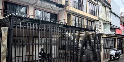 VENTA DE CASA DE DOS PISOS INDEPENDIENTES – BARRIO SAN JUDAS, CALI 

Se ofrece en venta funcional y central casa ubicada sobre vía principal en el barrio San Judas, Cali. 
Propiedad ideal para uso familiar o para quienes buscan habitar un nivel y rentar el otro, adicionalmente rentar un local o apartaestudio manteniendo total independencia y comodidad.

Características del inmueble:
Area total del lote: 90,35 m²
Area construida aproximada: 170 m² 

Distribución: dos niveles completamente independientes 

Primer piso: sala, comedor, cocina, una habitacion, un baño, patio interior y parqueadero. Adicionalmente un local o apartaestudio.

Segundo piso: sala, comedor, cocina, tres habitaciones, un baño y zona de oficios.

con excelente iluminación natural y ventilación 

Fácil acceso a transporte público, zonas comerciales y colegios del Sector 
propiedad con gran potencial

Agenda una cita!!!