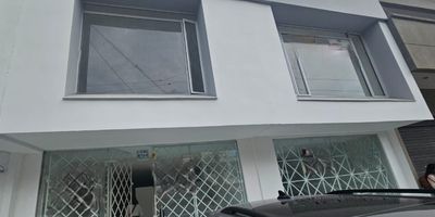Alquiler de local comercial o bodega de dos pisos ubicada en la Avenida Estación al norte de Cali. Con 320 m2 construídos y un lote de 8x20 metros. El primer piso cuenta con un local de 160 m2 aproximadamente, cocina y dos baños. En el segundo piso tres oficinas, la principal con baño, cocineta, dos amplios espacios para instalación de muebles modulares, también cuenta con una buhardilla  de 16 m2 que se puede utilizar para bodega y espacio en la parte delantera para 4 vehículos.  Se encuentra dentro de la zona comercial del norte, cerca a la Terminal de Transportes, al parque Versalles. Excelente ubicación. Valor alquiler $5.600.000 también se puede dividir en dos locales; que se alquilan uno en $2 millones (solo primer piso) y el otro de dos pisos en $3.600.000. 