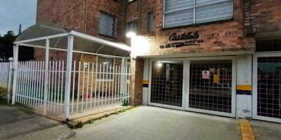 Hermoso apartamento en arriendo ubicado en el Barrio Carvajal, sector residencial y comercial. Beneficios de la zona cerca a colegios, supermercados, centros comerciales cercanos, adicional cuenta con varias vías de acceso como Avenida de las Américas, Avenida carrera 68, Avenida 1ra de Mayo, entre otras. El apartamento es sexto piso sin ascensor, cuenta con cocina semi integral, zona de lavandería, dos alcobas, sala comedor bastante amplia, ventilación e iluminación, un baño, y parqueadero privado cubierto. Áreas sociales del conjunto Shut de basuras, escaleras amplias para fácil acceso de trasteos y un parque. Cualquier información adicional contáctenos al número 3176478048 o al correo electrónico yolanda.paradainmobiliariabogota.com. El equipo de Inmobiliaria Bogotá está comprometido a brindar una experiencia de vida excepcional para nuestros clientes desde el momento en que se unen a nuestra comunidad.                                                        .