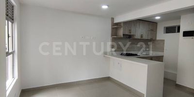 Apartamento en arriendo en Niquia, Urbanización Cerro Claro
Apartamento cómodo y funcional de 54 m² disponible para arriendo en la Urbanización Cerro Claro, Niquía, Bello. Ubicado en un piso 1324 con ascensor, este hogar combina la tranquilidad de la naturaleza con la comodidad urbana.
El apartamento está perfectamente distribuido, ofreciendo tres habitaciones y dos baños completos. Cuenta con sala-comedor integrada, cocina práctica, zona de ropas y un balcón para disfrutar del entorno. Además cuenta con parqueadero privado para tu comodidad. 
La urbanización es un verdadero oasis residencial, colindante con una reserva natural y rodeada de ambiente verde. Disfruta de una amplia gama de zonas comunes: Zona BBQ, juegos infantiles, placa polideportiva, salón múltiple, gimnasio exterior biosaludable, senderos peatonales y espacio para un gimnasio interior.
Estratégicamente ubicado, estarás a solo 5 minutos del Centro Comercial Puerta del Norte y tendrás excelentes rutas de transporte que facilitan tu movilidad.

¡Una oportunidad ideal para tu familia en un entorno tranquilo y bien conectado