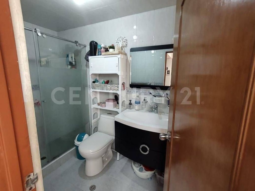 Casa de 8 alcobas en venta en Villa Luz, Bogotá, 256 m² · foto 18 de 19