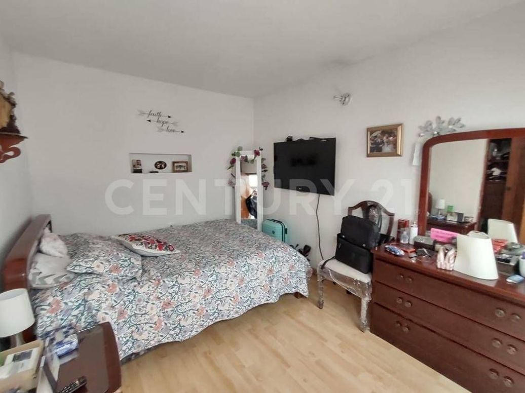 Casa de 8 alcobas en venta en Villa Luz, Bogotá, 256 m² · foto 17 de 19