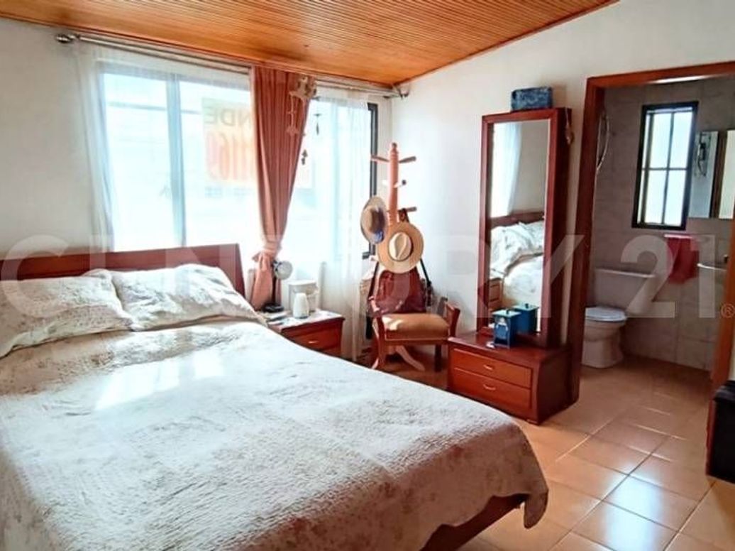 Casa de 8 alcobas en venta en Villa Luz, Bogotá, 256 m² · foto 11 de 19