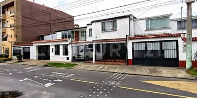 Oportunidad única, casa con dos unidades habitacionales independientes ideal para inversión o familias grandes. Con área del terreno 148.19 m2 total  y área total construida de 256 m2  (El inmueble presenta modificaciones o ampliaciones que no se encuentran registradas en el C.T.L)y . Esta espectacular casa de dos niveles está conformada por dos apartamentos totalmente independientes, cada uno con su propio garaje y zonas funcionales. Perfecta para vivir y generar renta simultáneamente,  Excelente ubicación en Villa Luz, cerca de vías principales, comercio, parques y transporte. Distribución. Apartamento primero piso con garaje descubierto, Sala comedor amplio, Cocina integral, tres habitaciones amplias con clóset, baño completo, segundo nivel con patio de ropas y cuarto auxiliar. Segundo Apartamento con garaje cubierto con baño social,  segundo piso, tres habitaciones con clóset, la Principal con baño, una habitación sin closet, baño social, estudio, sala independiente, comedor independiente, Cocina integral, Patio de ropas cubierto, Ideal para inversionistas. dos viviendas independientes en una sola propiedad, excelente rentabilidad y ubicación estratégica. Se vende de Contado. Contáctame para agendar visita y conocer esta gran oportunidad. Venta de Contado.