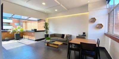 VENTA DE APATAMENTO EN LAURELES - MEDELLIN

CODIGO:9323FR048

Distribucion

- 3 alcobas con baño privado cada una

- Biblioteca

- Alcoba de servicio con baño

- Cocina integral

- 2 balcones

- Terraza de 68 metros parcialmente cubierta

-  2 parqueaderos

- Cuarto util doble

 

Caracteristicas adicionales:

- Acabados modernos

- Piso 7 con buena vista

- Edificio con porteria 24 horas, piscina, turco y area social

- Excelente Ubicacion: cerca al primer parque de laureles, Universidad Pontificia Bolivariana, C.C. Unicentro, Av. nutibara, gran variedad de restaurantes, supermercado el euro.

- Sector de altvalorizacion, buenas vias de acceso y gran variedad de rutas de transporte cerca

 

 

 
