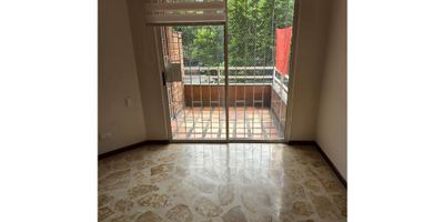 VENTA DE APARTAMENTO EN LAURELES - MEDELLIN

CODIGO: 9634FR039

Distribucion:

- 3 alcobas

- Cocina integral con red de gas

- Alcoba de servicio

- Biblioteca

- Estar

- 3 Baños

- Salon comedor

- Parqueadero

- Cuarto util

 

Caracteristicas Adicionales:

- Edificio con porteria 24 horas

- Ascensor

- Piso 2

- iluminado

- Excelente ubicacion: Cerca a la Universidad Pontificia Bolivariana, C.C. Unicentro, av. nutibara, variedad de restaurantes, Supermercado el euro y D1, primer parque de laureles.

- Buenas vias de acceso y variedad de transporte publico cercano.
