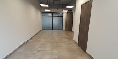 baño dentro de la oficina, mas baños comunes en el mismo piso