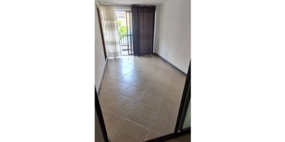 CODIGO: 9634FR052 VENTA DE CASA EN SEGUNDO PISO EN FLORIDA NUEVA-MEDELLIN

Distribucion:

- 4 alcobas (principal con baño privado)

- 3 baños en total

- salon comedor

- cocina integral con red de gas

- zona de ropas

- Patio

- Balcon

 

Caracteristicas adicionales:

- segundo piso en Propiedad Horizontal

- Acabados Sencillos

- Excelente ubicacion, cerca al estadio, supermercados, colegios universidades, centros comerciales el diamante y Obelisco, cuarta brigada.

- Zona residencial

- Buenas vias de acceso y variedad de rutas de transporte publico.

 
