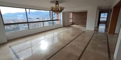 Apartamento disponible para arriendo en el poblado – los balsos parte baja. cuenta con un área total de 230 m², distribuidos en una cocina integral con gas de red, tres alcobas, cinco baños, calentador de agua, zona de ropas, comedor independiente, salón comedor, un cuarto útil, pisos elaborados en mármol, madera y cerámica, con acceso a salón social, zona de juegos y zonas verdes. propiedad ubicada dentro de unidad residencial con portería las 24 horas y acceso a ascensor. Código de Abad Faciolince APA9056 Asesor Edison Cano Casas 3016899366