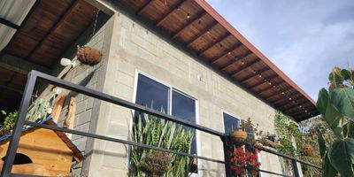 ( O.P) Finca en venta – Medellín, corregimiento San Cristóbal, vereda Boquerón 

 Precio: COP $400.000.000

 Área total: 1.516 m²
 Área construida: 69 m² en mampostería, bloque de concreto y teja de barro
 Código postal: 050037
 Año de construcción: 2017
 Piso: 2
 Ubicación: Vereda Boquerón, corregimiento San Cristóbal – Medellín

 Características:

1 baño

Un solo ambiente

Parqueadero cubierto

Vía de acceso privada

Calentador de agua a gas

Internet

Excelente vista y entorno natural

Buenos vecinos

Terreno arborizado con árboles nativos

 Situación jurídica:
 Libre de hipoteca
⚠️ Inmueble en condición de proindiviso 

 No paga administración