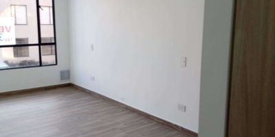 Segúndo piso con ascensor 
Cocina integral a gas, las habitaciones con cortinas y closet y almacenamiento extra en corredor y entrada.
Los baños con ducha eléctrica 
Parqueadero por sorteo cada 5 meses (Paz y Salvo en la administración garantía de parqueadero).
