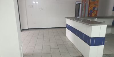 Oportunidad unica en La America, Medellin!
Se arrienda local de 54 m, perfecto para panaderias, restaurantes, cafeterias o negocios de atencion al publico. El espacio cuenta con barra de atencion, amplio salon, 1 bano, closet, red de gas instalada, salida de humo y puerta tipo persiana, ideal para operaciones comerciales que requieran comodidad y funcionalidad. Su excelente ubicacion ofrece gran visibilidad y flujo peatonal, con cercanias a la Parroquia Santa Rita de Casia, la Universidad Adventista, diversos locales comerciales y vias principales, haciendo de este local una opcion estrategica para impulsar tu negocio.