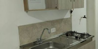 Aparta estudio en Arriendo, Piso 3 ideal para una persona (Máximo 2), cuenta con sala pequeña, cocina semi integral con gas por  red, agua caliente, zona de ropas, alcoba con baño cabinado y closet, piso en Granito. Incluye servicios de Agua, luz y gas. Canon de Arrendamiento : $1100.000
contacto para citas:  Jhovan Posaa 3013959118