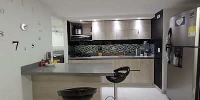 Apartamento en sector muy tranquilo de La Estrella, dispone de 53.25 m2 distribuidos en 3 habitaciones, la habitación principal cuenta con vestier y baño, tiene un baño social, sala de tv y sala comedor, balcón, un pequeño estudio, Cocina con red de gas, zona de ropas, la unidad cuenta con portería, portería con vigilancia y rondero, el apartamento es estrato 3, tiene administración por valor de 208.000 y el predial tiene un valor 320.000 anual, actualmente está siendo ocupado y tiene un canon actual de 1.264.000 con Citrus Inmobiliaria,