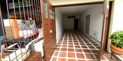 Se alquila bodega en el barrio El Cedro.
Ubicación estratégica en zona comercial.
Disponible únicamente para uso de almacenaje.
Área: 40 m².