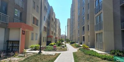 Bonito apartamento en perfecto estado. en segundo piso con buenos acabados consta de 3 habitaciones, principal con closet y baño, baño compartido, sala comedor, cocina semi abierta, area de labores, mirador. parqueadero comunal.