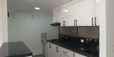 este apartamento está ubicado en un excelente sector en envigado está ubicado en el barrio La Paz cerca de la finca de la policía y el estadio polideportivo de envigado cerca de allí encontrarás excelente ruta de transportes y supermercados como lo es el D1 y mucho más también encontrarás diferentes zonas verdes para que disfrutes con tu familia y comercio para que puedas disfrutar de una excelente noche con tus allegados.