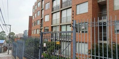 Agradable apartaestudio de 45 m² en Chapinero Alto, ubicado en un segundo piso con ascensor,.El inmueble cuenta con sala-comedor, cocina integral a gas, habitación independiente con clóset, baño con ducha eléctrica y espacio para zona de ropas. Incluye parqueadero propio cubierto, una ventaja importante en la zona. Los pisos son en cerámica, lo que aporta durabilidad y fácil mantenimiento.El conjunto ofrece vigilancia 24/7, garantizando seguridad y tranquilidad. Su ubicación es estratégica, a pocas cuadras de importantes vías como la Avenida Circunvalar, Carrera 7 y Calle 51, con excelente acceso a transporte público, comercios, zonas gastronómicas y universidades.Una opción práctica, bien ubicada y con parqueadero propio en uno de los sectores más demandados de Chapinero. Canon mas valor de admon, para mayor información comuníquese con la ejecutiva comercial lina ramos al celular yo whatsapp 3187078140, al correo lina.ramosinmobiliariasaliadas.com