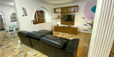 VENTA DE CASA EN PRIMER PISO EN EL ESTADIO - MEDELLIN CÓDIGO: 9637FR160 

Distribucion:

- 5 alcobas (2 con baño privado)

- Estudio

- 2 salas

- Comedor

-Cocina abierta

- Patio

- Garaje para 2 carros lineales

 

Caracteristicas adicionales:

- Recien Remodelada

- Jaccuzi para 6 personas

- Billar

- Excelente Ubicacion cerca al rompoy de Colombia con la 80, cuarta brigada, Mercados Madrid, C.C. Obelisco, estacion del metro la floresta y estadio.

- Buenas vias de acceso y variedad de de rutas de transporte publico cerca.

- En la actualidad se alquila para rentas cortas

 
