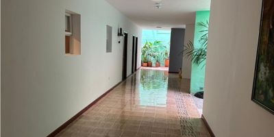 CODIGO: 9637FR161 VENTA DE CASA EN P.H. EN SAN JOAQUIN - MEDELLIN

Distribucion:

- 7  alcobas con baño privado 

- cocina integral

- sala

- comedor

- baño social

- zona de ropas

- 3 patios

 

Caracteristicas adicionales:

- primer piso en propiedad horizontal

- Reformada

- Espacios amplios

- Excelente ubicacion, muy central,cerca a la cra. 70. Universidad Pontificia Bolivariana, C.C. Unicentro. hoteles. supermercados, restaurantes.

-  Tiene licencia Nacional de turismo

- Ideal para hostales, hogar geriartrico, oficinas, Bodega

- Buenas vias de acceso y variedad de transporte publico cerca

 
