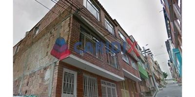 Se Vende Casa Rentable en Usme – Barrio El Virrey. Área de Lote 72 Mts2; área construida 210 Mts2.  PAGO UNICAMENTE EN EFECTIVO Amplia casa completamente construida de 3 pisos. Elaborada con materiales de primera calidad en bloque y plancha. CONSTA DE:

El Piso 1: cuenta con Apartamento independiente con garaje doble, 2 amplias habitaciones, cocina, baño, zona de lavandería. Renta $600.000

Piso 2: Apartamento principal con 4 habitaciones, zona de sala comedor, baño separado, cocina semi – integral. Renta Proyectada $750.000

Piso 3: Apartamento con sala comedor, 2 habitaciones, baño y cocina. Renta $500.000. Adicional una terraza cubierta con zona de lavandería y vista panorámica.

Servicios compartidos divididos por apartamento. ¡¡¡Excelente Oportunidad de Vivienda al mejor precio Usme – Bogotá!!!