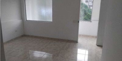 Bienvenido al apartamento perfecto para ti, en alquiler en la hermosa ciudad de Manizales. Este acogedor apartamento cuenta con un área total de 65.0 metros cuadrados, distribuidos en una generosa área de terreno, construida y privada de igual tamaño. Ideal para aquellos que prefieren una vida cómoda y práctica, este espacio cuenta con 2 habitaciones perfectamente diseñadas para brindarte la privacidad y tranquilidad que necesitas.

Al ingresar a este increíble apartamento, podrás notar su perfecta distribución y aprovechamiento de espacios, permitiendo una excelente entrada de luz natural durante todo el día. Además, cuenta con una serie de características internas que hacen de este lugar una oportunidad única en el mercado. Entre ellas se encuentran sus armarios empotrados, ideales para mantener todo en orden; su amplia cocina integral, con un moderno y funcional diseño; y su doble ventana, que te permitirá disfrutar de una agradable brisa en cualquier momento del día.

Para aquellos que tienen una mascota como parte de su familia, esta propiedad es la opción perfecta. Con la posibilidad de tener a tu compañero fiel contigo, podrás disfrutar de hermosos paseos en los jardines cercanos y de la cercanía a colegios y universidades, perfecto para aquellos que tienen hijos en edad escolar.

No solo el apartamento cuenta con excelentes características internas, su ubicación también es inmejorable. Con acceso pavimentado y cercanía a centros médicos, restaurantes y tiendas locales, no tendrás que preocuparte por nada en tu día a día. Y para los amantes de la naturaleza y la vida al aire libre, la zona residencial en la que se encuentra ubicado este apartamento ofrece una excelente iluminación en las mañanas y en la tarde, así como acceso cercano a transporte público para un fácil desplazamiento por la ciudad.

No esperes más, ¡este apartamento lo tiene todo para ti! Contáctanos ahora mismo y sé parte de esta increíble oportunidad de 