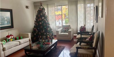 Se Arrienda/vende hermosa y amplia casa de aproximadamente 300mts2; dos niveles, en perfecto estado,
cuenta con 4 alcobas y un estudio que puede ser la 5ta habitación, 3 baños, alcoba y baño de servicio,
Cocina de muy buen tamaño, comedor auxiliar,  zona de ropas cubierta, jardín interior, acceso con fuente interior, sala independiente a comedor, cava o bar, antejardin, dos parqueaderos descubiertos y dos parqueaderos cubiertos. 
Ideal para familias grandes que buscan un espacio muy cómodo, o para hogares asistidos .
