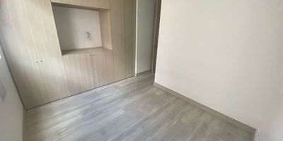 Agradable apartamento de 58 m², ubicado en piso alto y con una excelente vista hacia las zonas comunes y la reserva natural, ofreciendo un ambiente tranquilo y rodeado de naturaleza. Cuenta con 3 alcobas, siendo la principal con baño privado, además de un baño social completo.Dispone de sala comedor, cocina integral, balcón y zona de ropas. Incluye parqueadero y se encuentra en unidad cerrada en el sector del parque de Marinilla.Canon de arriendo: $1.600.000.