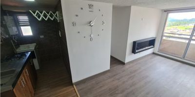 ¡Estilo y amplitud al pie del Aeropuerto El Dorado! Se arrienda un magnífico apartamento en el conjunto Mirador de Fontibón, ubicado estratégicamente en el piso 12. Este hogar es la definición de espacio y belleza interior, ideal para personas que buscan comodidad y excelente conectividad. Disfruta de sus generosos espacios: tres habitaciones luminosas, dos baños completos, una espectacular cocina integral y un práctico balcón donde podrás disfrutar del aire fresco. Su ubicación es ideal para quienes valoran la cercanía al Aeropuerto El Dorado y las principales vías. ¡Un apartamento amplio y con acabados de primera te espera para que empieces a vivir la vida que mereces en Fontibón! Llama y agenda tu visita hoy mismo. CÓD. 96151-61