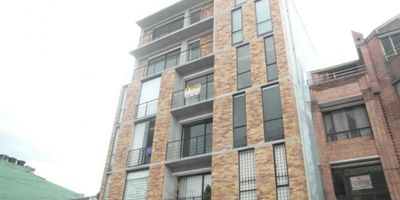 Presentamos apartaestudio en arriendo, localizado en Normandia, Cuarto piso, zona residencial, 40 Mtrs con vista exterior. Al ingresar encontramos un espacio amplio para su alcoba al lado una cocina integral con gas, zona de lavandería, un closet con buen espacio y su baño. Esta encortinado y tiene acabados modernos. Por su ubicación ofrece buen transporte público tanto por la Av Boyacá como la Av Rojas .Tiene importantes vías de acceso como la Cll 53 y la Av. José Celestino Mutis.