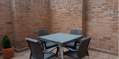 Hermoso apartamento con ideal ubicación. Su zona social está compuesta por una sala-comedor acogedora y luminosa con salida a una terraza de 15mts donde podrá tomar el sol, leer etc.. Con una cocina cerrada moderna, Se encuentra en un edificio pequeño y tranquilo. Está ubicado a una cuadra de la 127 donde encontrara estaciones de sipT, y a unos minutos del C.C Unicentro  donde encontrará restaurantes, bancos y variedad de comercios. Contáctenos y agende su cita. Hasleidy Baracaldo Cel. 306-010 8506