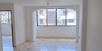 ¡Aprovecha ya! Apartamento en venta ubicado en el barrio Riomar de la ciudad de Barranquilla, cuenta con un área de 125m2, posee 3 alcobas, 2 baños, sala-comedor, balcón, cocina semi-integral, hall de alcobas, alcoba de servicio y área de labores. El edificio cuenta con acceso a 1 parqueadero, sala de espera y portería permanente. ¡Pregúntanos por este inmueble y te acompañamos a visitarlo!