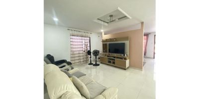 Disponible en Barranquilla, ciudad caracterizada por su encanto costero y su creciente desarrollo económico, se encuentra esta amplia y elegante casa en venta que sorprenderá por sus amplios espacios y sus lujosos acabados. Ubicada en el barrio las delicias, esta propiedad cuenta con una superficie total de 388 M2, tanto en terreno como en construcción, lo que garantiza amplitud y confort para todos sus residentes.

Esta espectacular casa cuenta con una distribución de 4 acogedoras habitaciones y 3 baños, lo cual brinda todas las comodidades y privacidad que se necesitan para una vida en familia. Además, esta propiedad cuenta con un garaje exclusivo que proporciona seguridad y facilidad de acceso para todos los residentes y visitantes.

En su interior, esta casa ofrece un baño auxiliar y un lujoso baño en la habitación principal, así como también clósets en todas sus habitaciones, lo que garantiza un espacio adecuado para almacenar todas las pertenencias. La cocina está completamente equipada, permitiendo a los residentes disfrutar de una experiencia culinaria inigualable.

El suelo de cerámica que recubre la casa completa, brinda un toque de elegancia y al mismo tiempo facilita su limpieza y mantenimiento. Además, esta propiedad cuenta con una zona de lavandería adecuada para todas las necesidades del hogar.

En términos de ubicación, esta propiedad se encuentra ubicada en un sector de fácil acceso pavimentado, cerca de importantes centros comerciales y a pocos minutos de colegios y universidades de reconocimiento. Además, la cercanía a parques y transporte público brinda una excelente movilidad y comodidad para toda la familia. El barrio es una zona residencial segura y tranquila, perfecta para establecer un hogar y disfrutar de una vida armoniosa.

No pierdas la oportunidad de adquirir esta maravillosa casa, en una de las ciudades más prósperas de Colombia. Contáctanos para agendar una visita y enamorarte de cada detalle de este inmueble