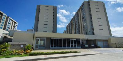 Hermoso apartamento en excelente ubicación
este acogedor apartamento cuenta con dos habitaciones y dos baños, ideal para familias o parejas que buscan comodidad y estilo. Dispone de una amplia sala-comedor con excelente iluminación natural y una cocina integral tipo americana, moderna y funcional, perfecta para disfrutar del día a día.
el apartamento está completamente dotado con cortinas en todas las áreas y aire acondicionado en la habitación principal, ofreciendo confort y frescura en todo momento.
el conjunto residencial ofrece excelentes zonas comunes, incluyendo piscina, salón social y parque infantil, brindando espacios ideales para el descanso y la recreación. Además, se encuentra cerca de supermercados, tiendas y servicios, lo que garantiza una gran comodidad en la vida diaria.